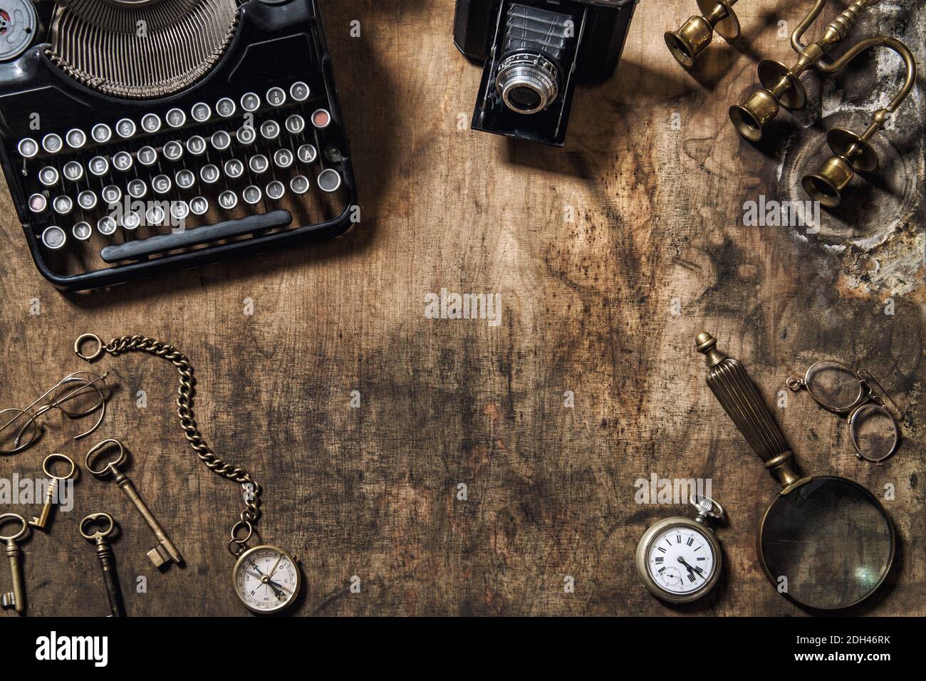 Flat Lay rétro encore vie. Machine à écrire ancienne et appareil photo d'époque Banque D'Images