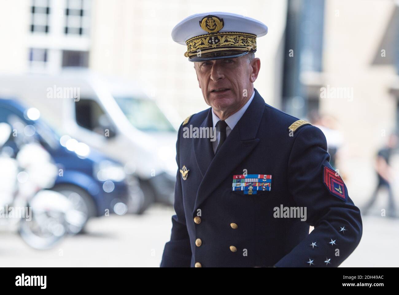 Le général de division français de l'Armée, l'amiral Philippe Coindreau,  arrive pour un déjeuner avec le Premier ministre à l'Hôtel de Matignon,  résidence officielle de PM, à Paris le 21 juillet 2017.