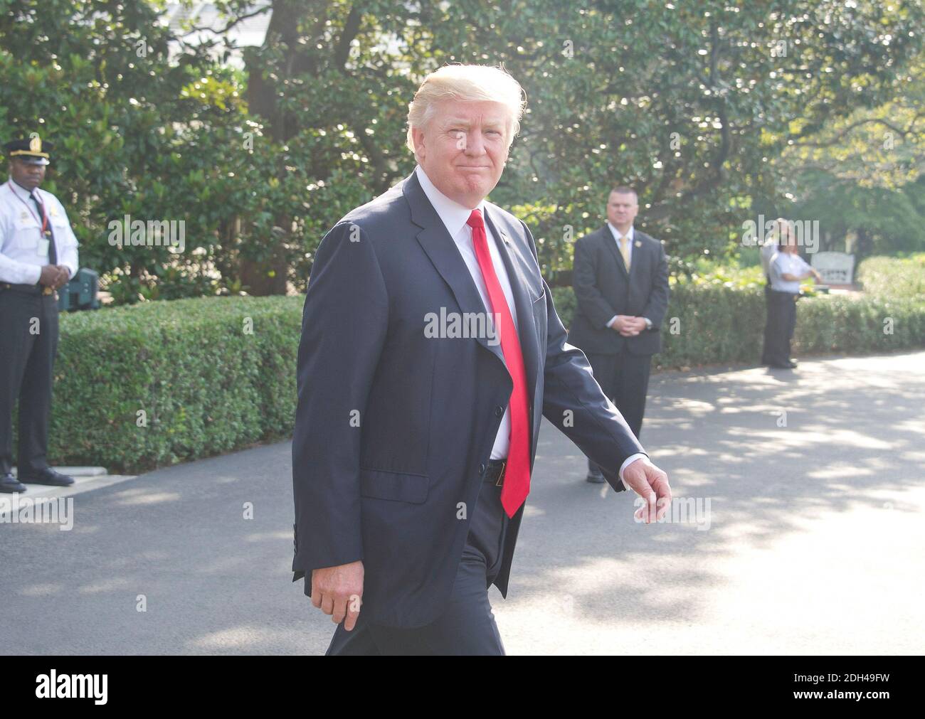 Le président des États-Unis Donald J. Trump quitte la Maison Blanche à Washington, DC, États-Unis, pour participer à la cérémonie de mise en service de l'USS Gerald R. Ford (CVN-78), le dernier surporteur de la Marine américaine, le samedi 22 juillet 2017. Photo de Ron Sachs/CNP/ABACAPRESS.COM Banque D'Images