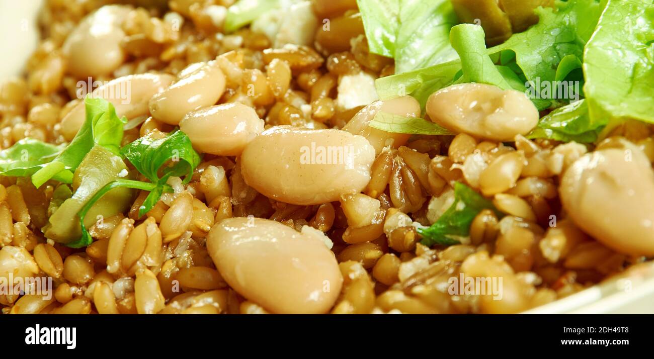 Salade méditerranéenne de Freekeh avec haricots verts et colverts Banque D'Images