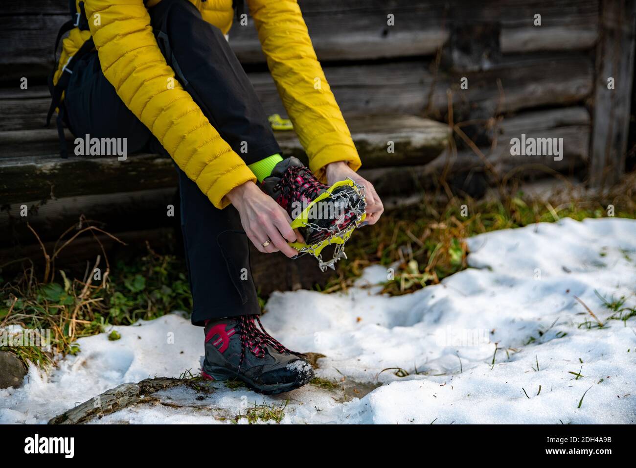 Mettez des crampons pour chaussures. Randonnée, voyage, escalade. Banque D'Images