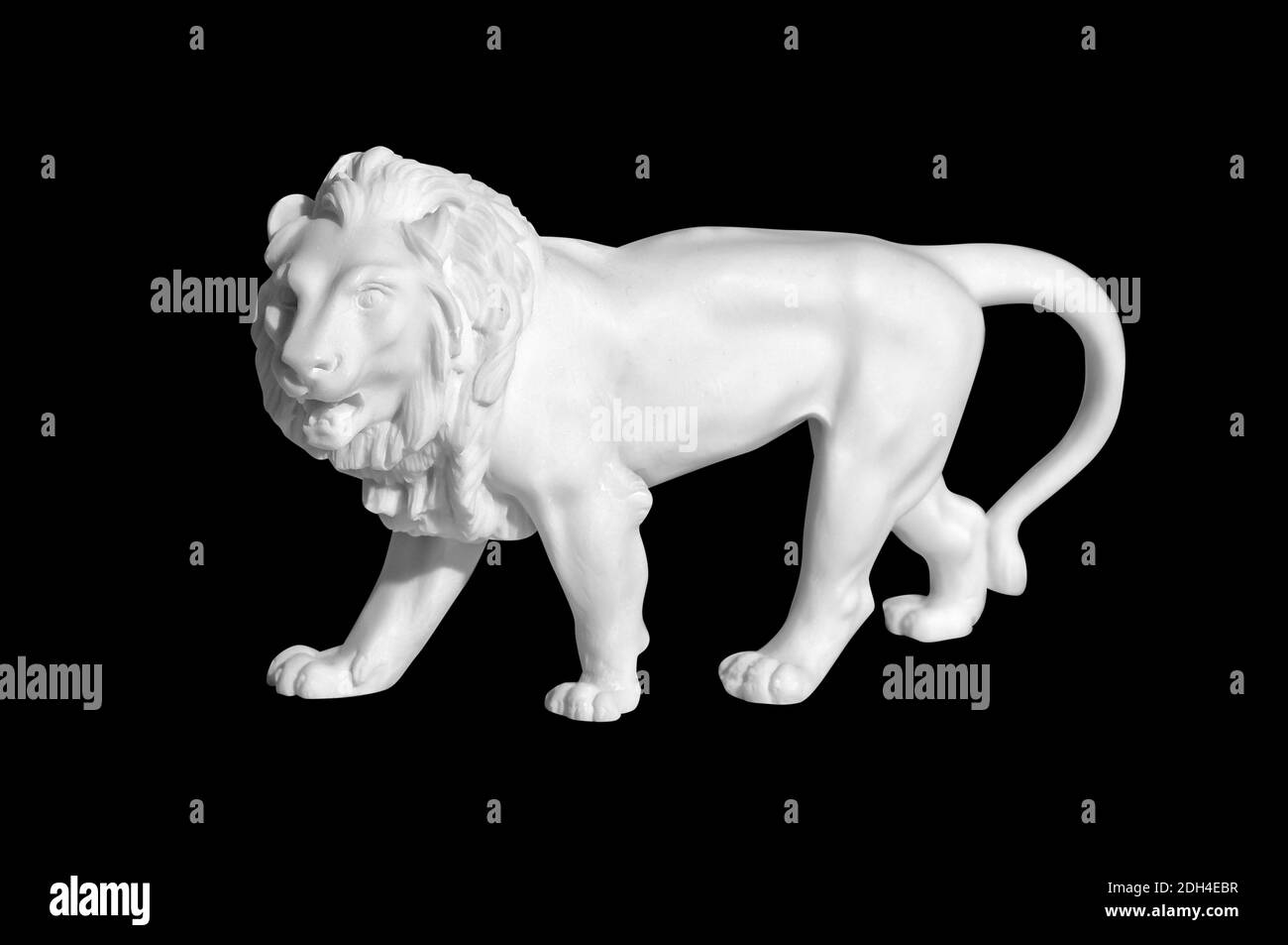 Statue d'un lion sur fond noir Banque D'Images