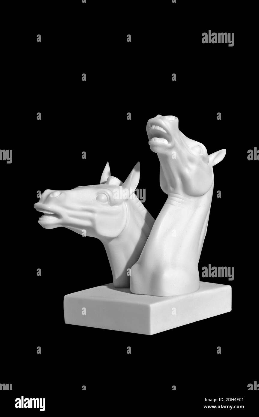 Sculpture d'un cheval sur fond noir Banque D'Images