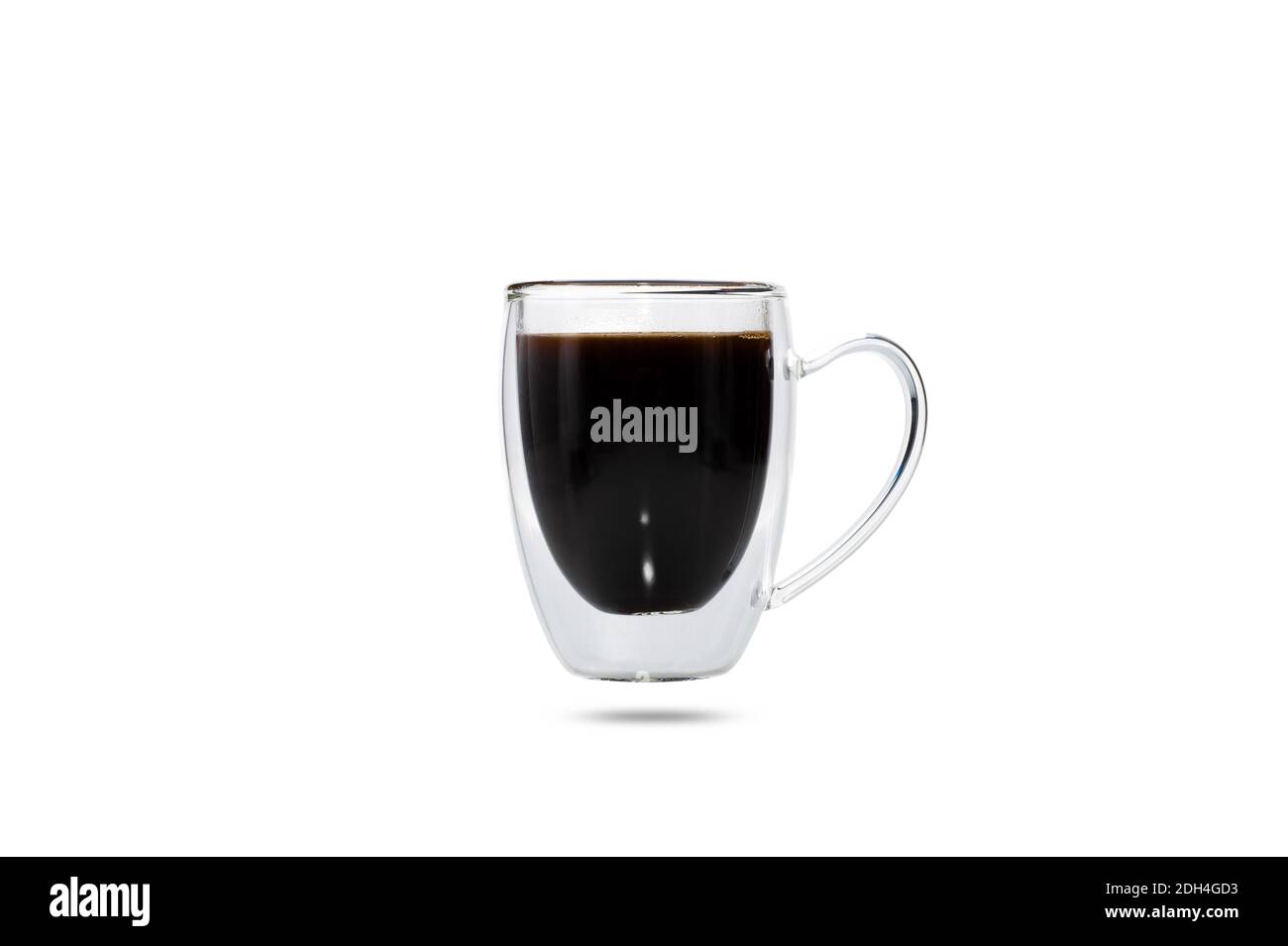 café noir dans une tasse transparente isolée sur fond blanc Banque D'Images