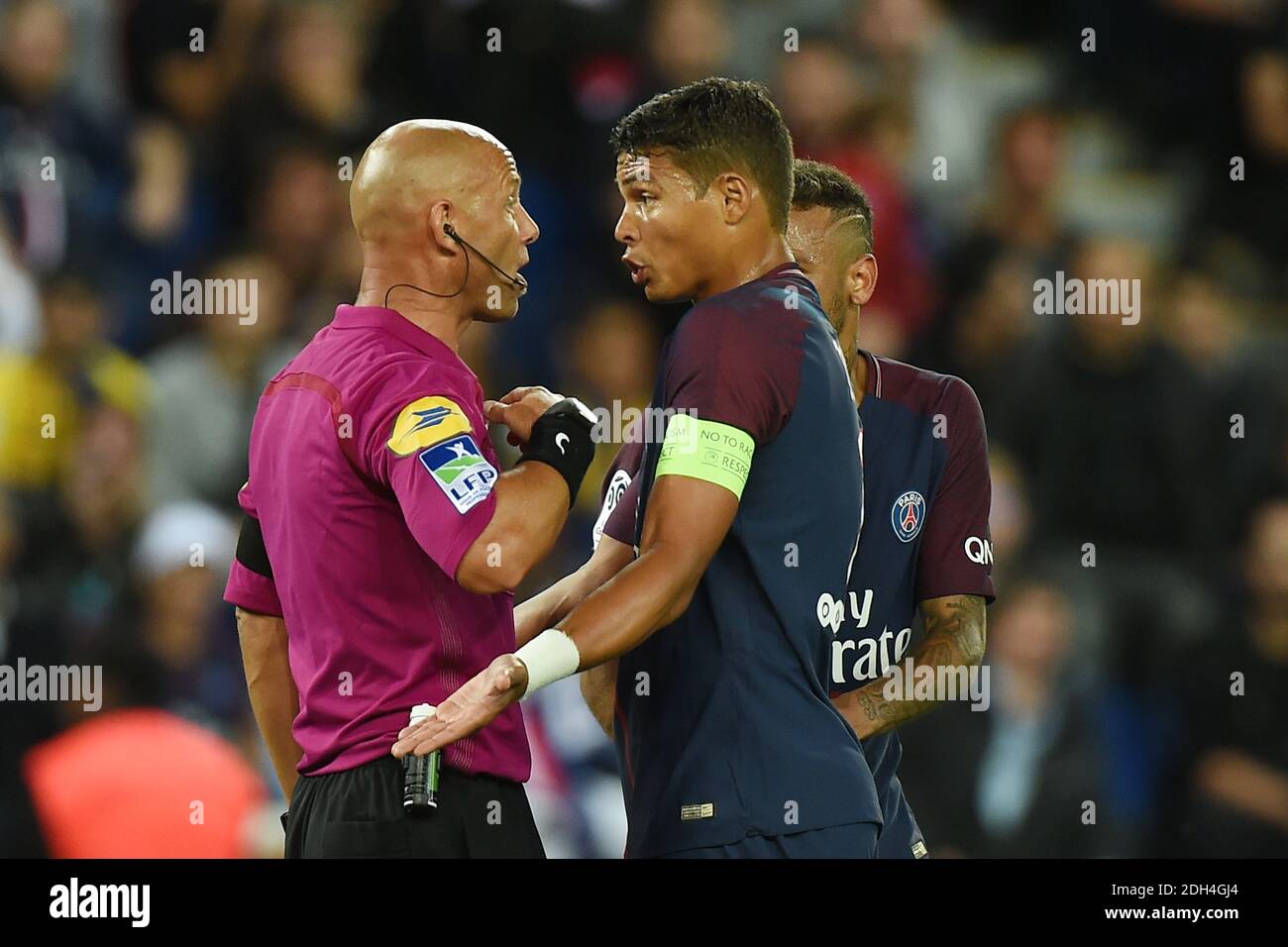 Le capitaine Thiago Silva de Paris Saint-Germain réagit avec l'arbitre  après le carton rouge de Marco Verratti lors du match de la Ligue française  1 Paris Saint Germain (PSG) contre le FC