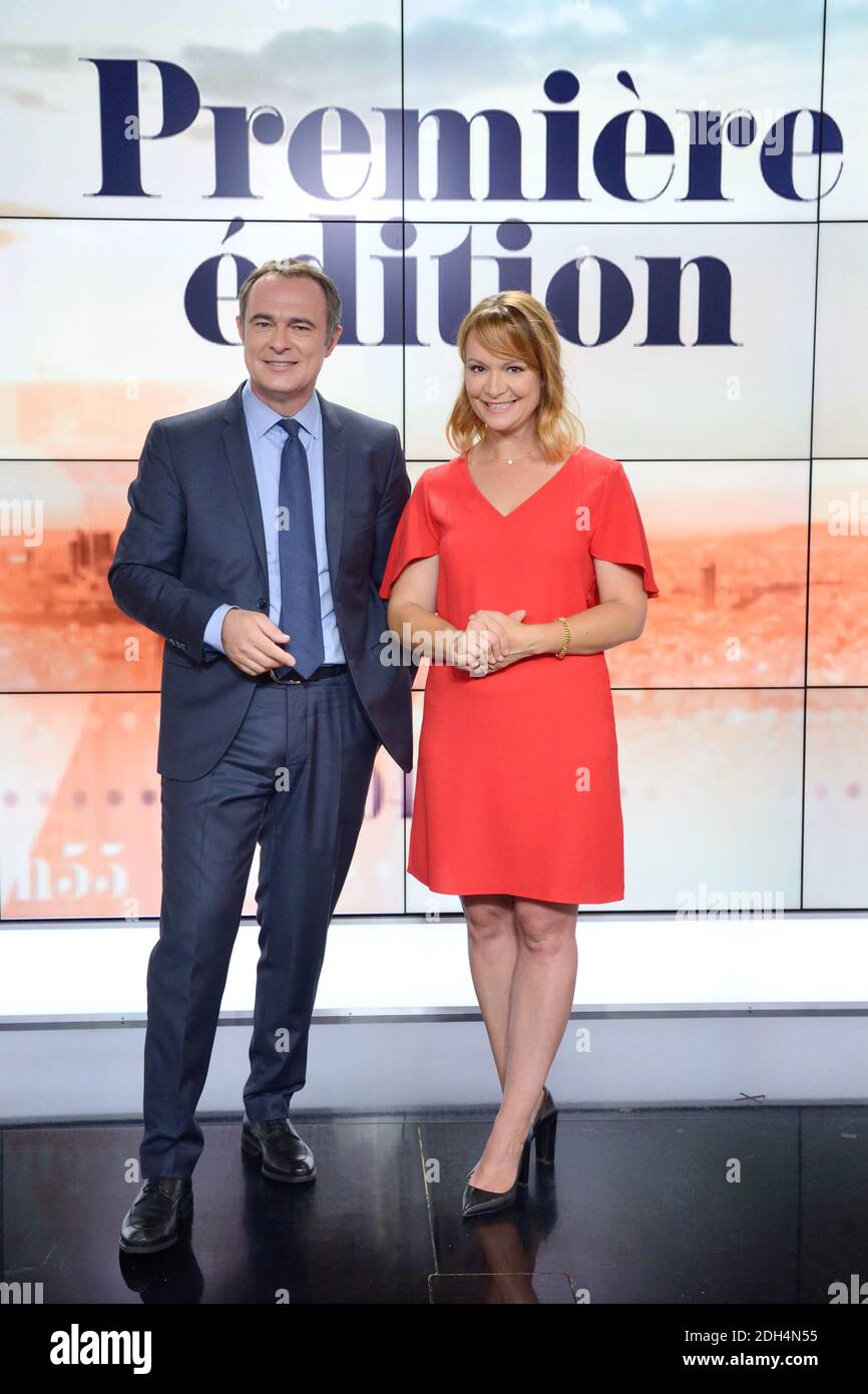Christophe Delay et Adeline Francois, les présenteurs de la première édition de BFM TV posent
