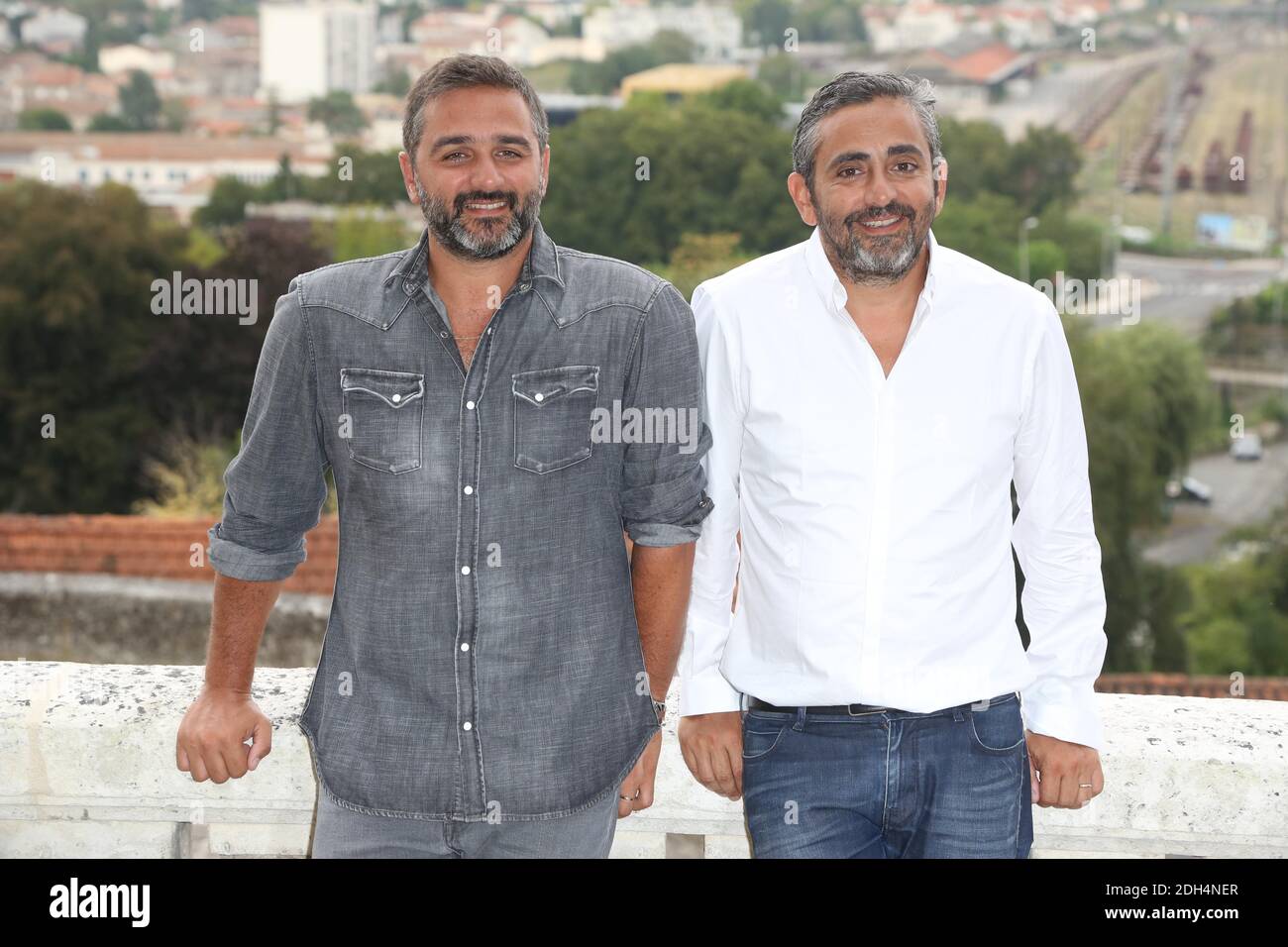 Olivier Nakache et Eric Toledano vus au cinéma le sens de la fete dans le cadre du 10ème Festival du film d'Angoulême à Angoulême, France, le 26 août 2017. Photo de Jerome Domine/ABACAPRESS.COM Banque D'Images