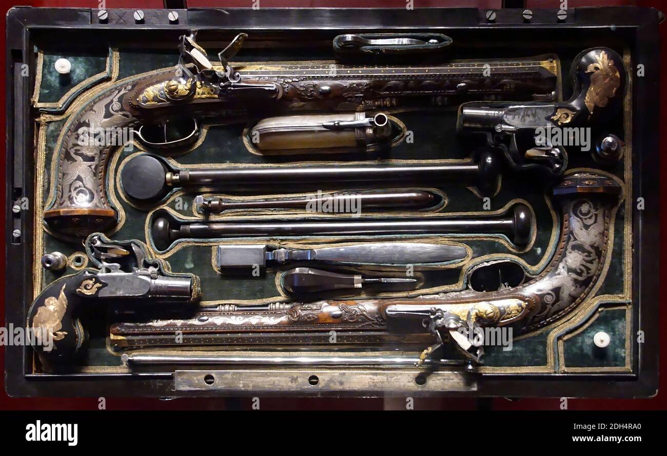 PARIS - DEC 5, 2018 - série de pistolets de duel au Musée de l'Armée des Invalides, Paris, France Banque D'Images