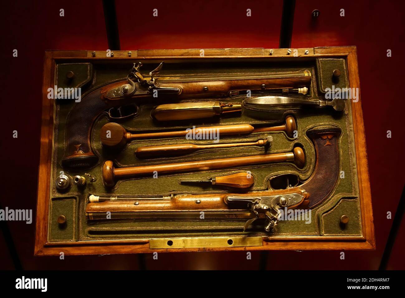 PARIS - DEC 5, 2018 - série de pistolets de duel au Musée de l'Armée des Invalides, Paris, France Banque D'Images