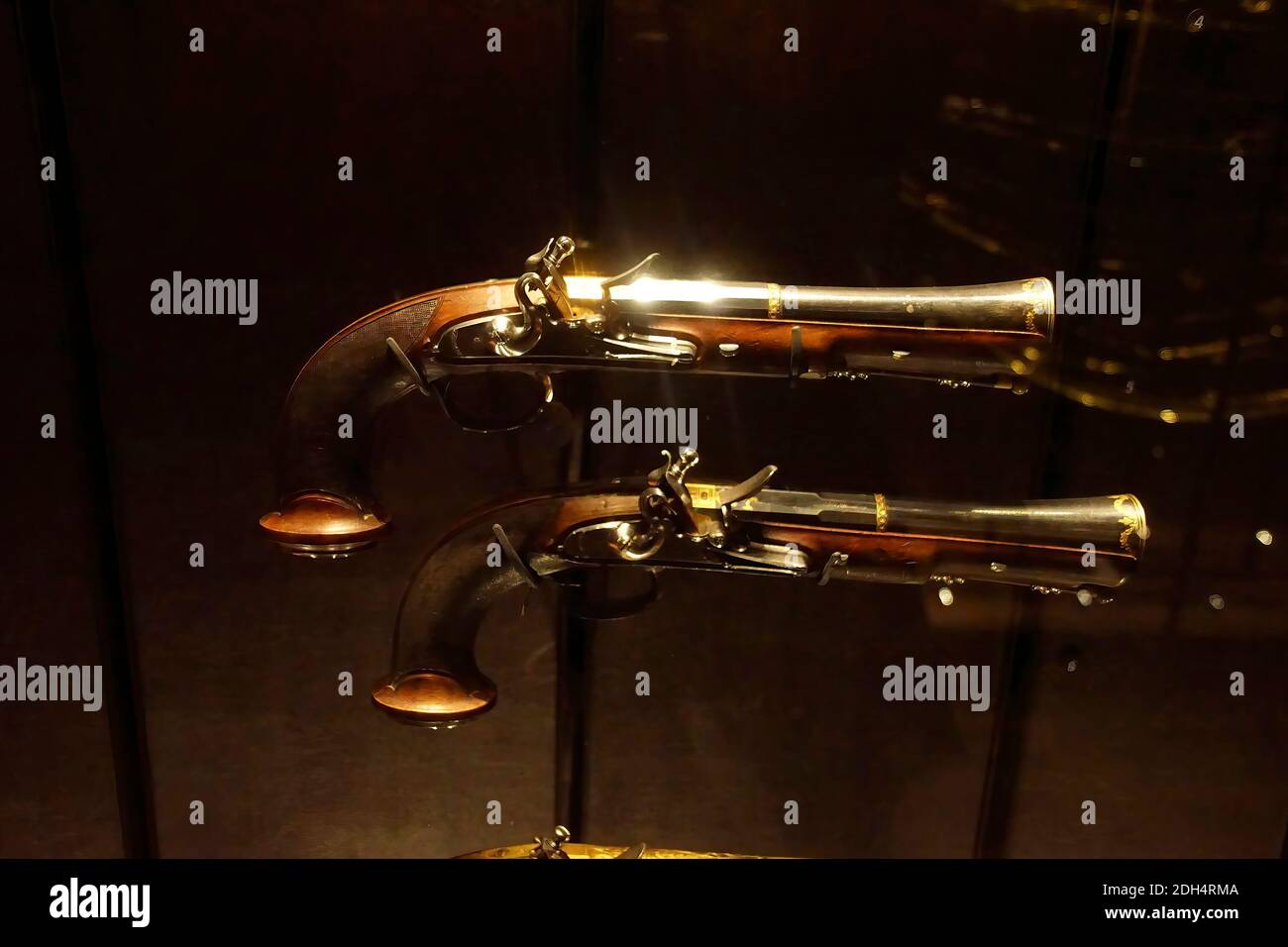 PARIS - DEC 5, 2018 - série de pistolets de duel au Musée de l'Armée des Invalides, Paris, France Banque D'Images