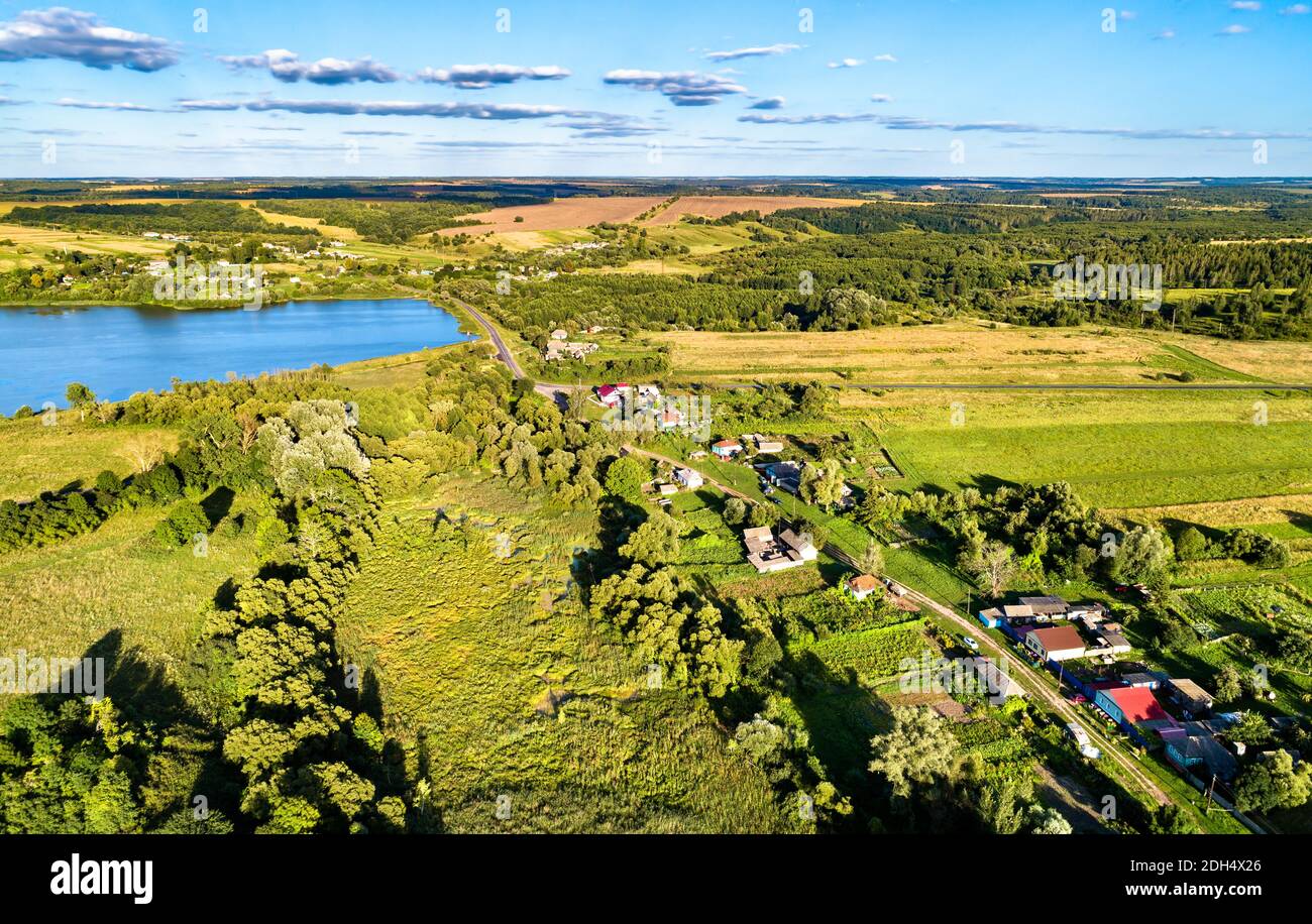 Paysage aérien de Tchernozemye russe. Village de Nijni Vablya, région de Kursk Banque D'Images