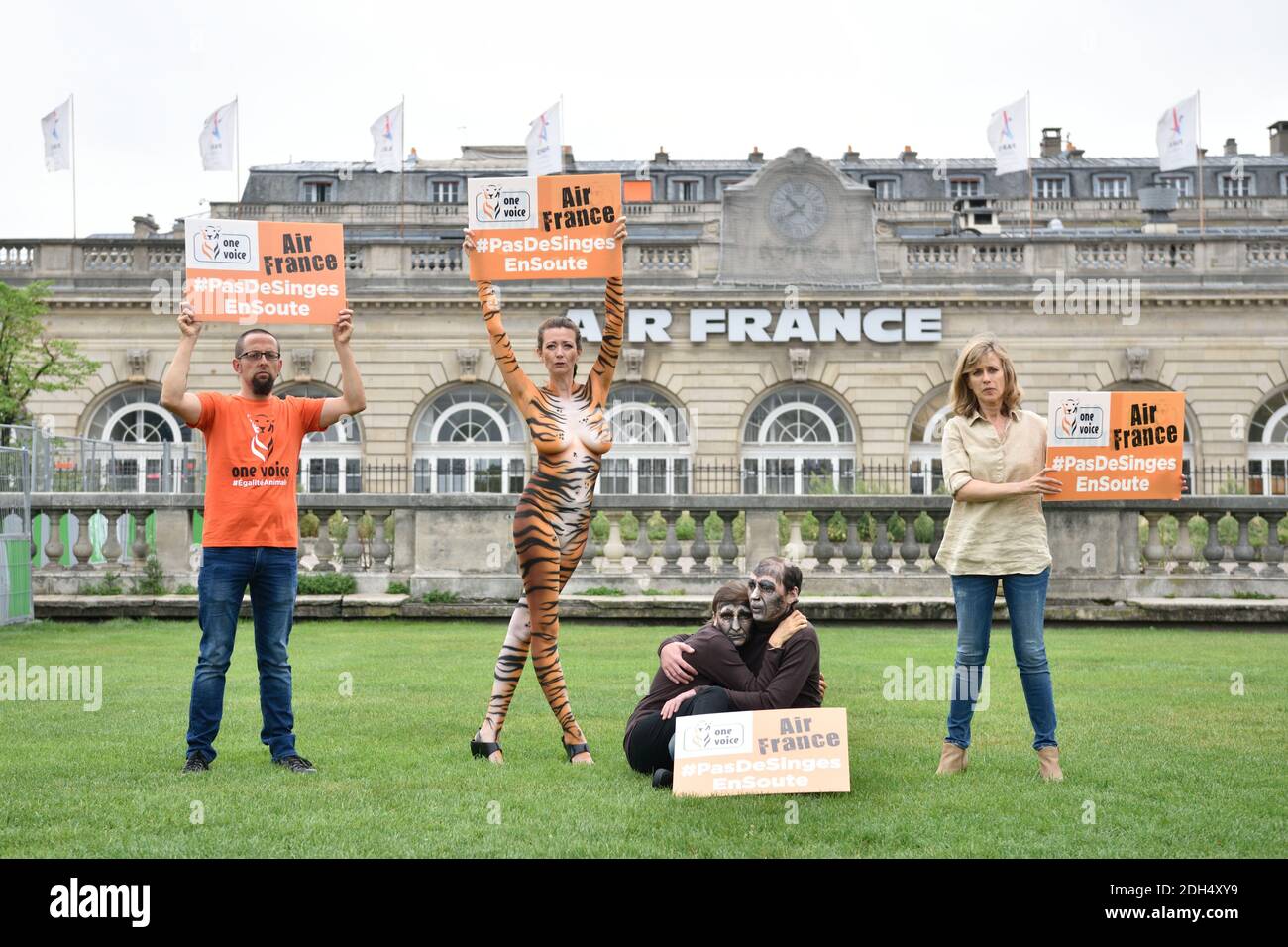 Les activistes de l'organisation des droits des animaux One Voice avec leur corps et leur visage peints comme des animaux tiennent des signes lorsqu'ils manifestent devant un bureau d'Air France à Paris le 30 août 2017. Photo d'Alban Wyters/ABACAPRESS.COM Banque D'Images