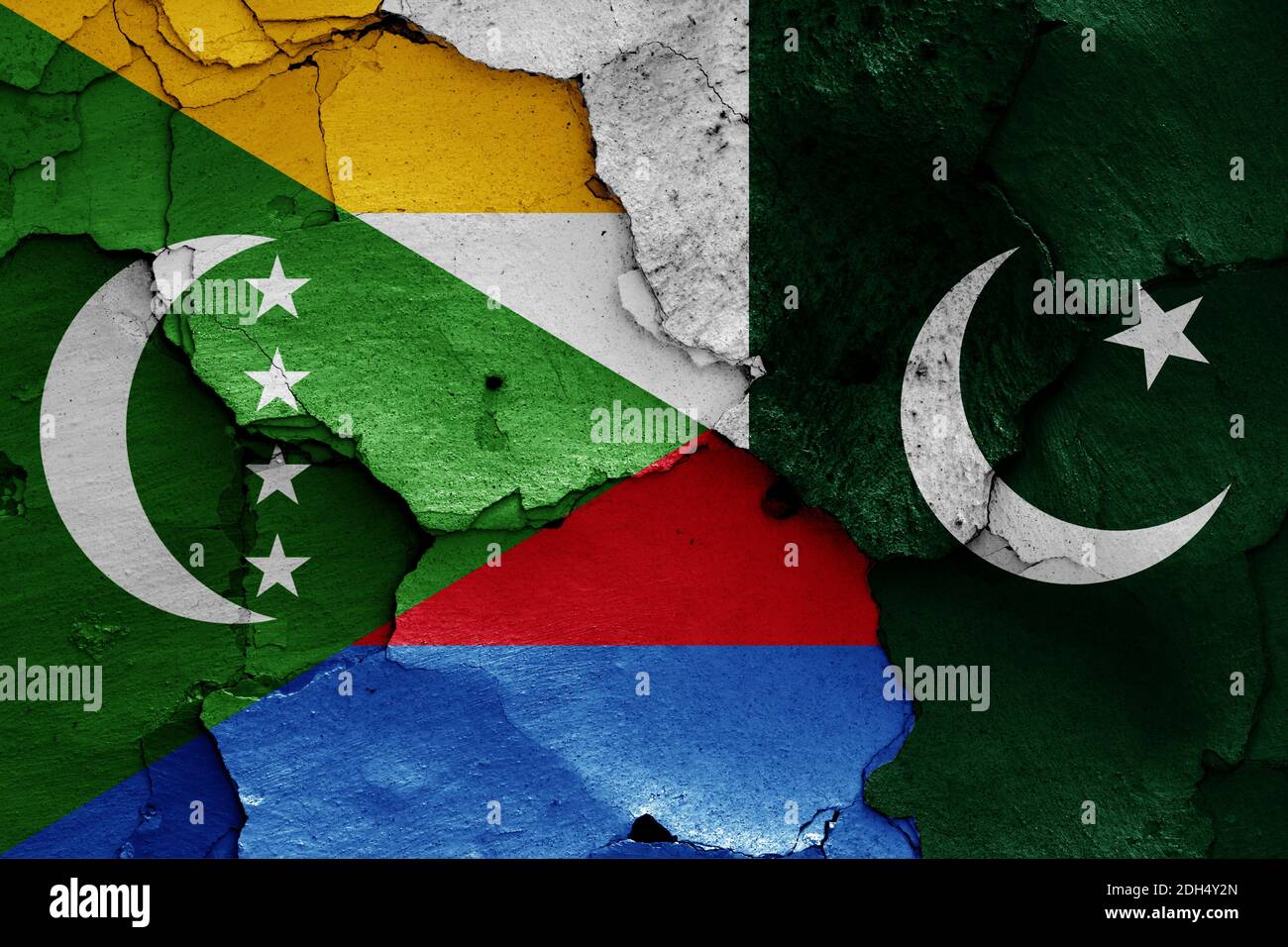Drapeaux des Comores et du Pakistan peints sur un mur fissuré Banque D'Images