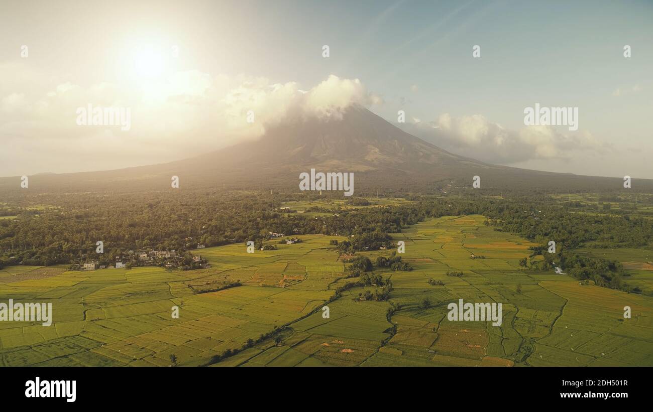 Un volcan aérien éclate à la lumière du soleil. Personne paysage de la nature à Legazpi ville, Mayon Mount, Philippines, Asie. Lumière du soleil douce et cinématographique sur les plantes vertes exotiques, herbes sur les collines de montagne Banque D'Images