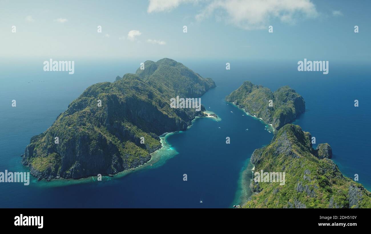 Vue aérienne de Tropic Mount Islands à Ocean Bay. Paysage marin étonnant, paysage des îlots El Nido, Philippines, Asie. Personne paysage de la nature asiatique. Des vacances d'été dans un cadre cinématographique avec un tir de drone en lumière douce Banque D'Images