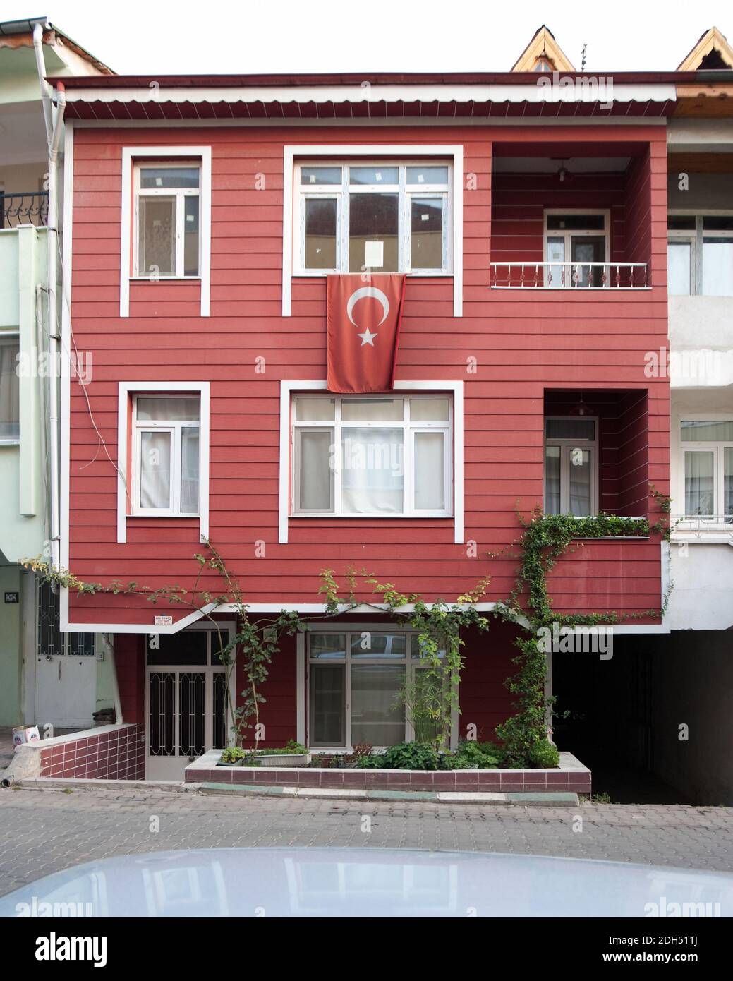 Maison rouge style ottoman en bois avec drapeau turc Banque D'Images