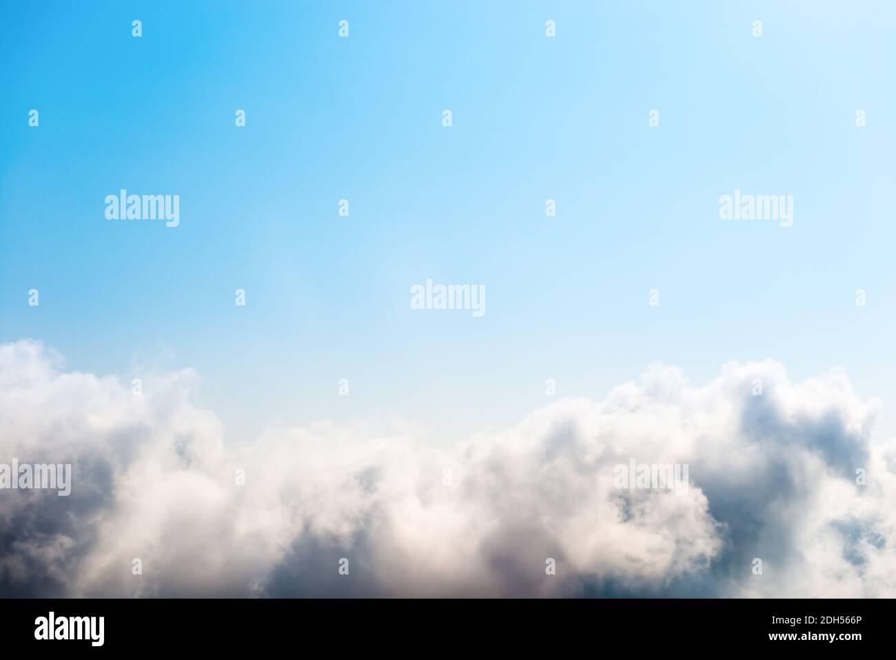 Les nuages blancs sur le ciel bleu Banque D'Images