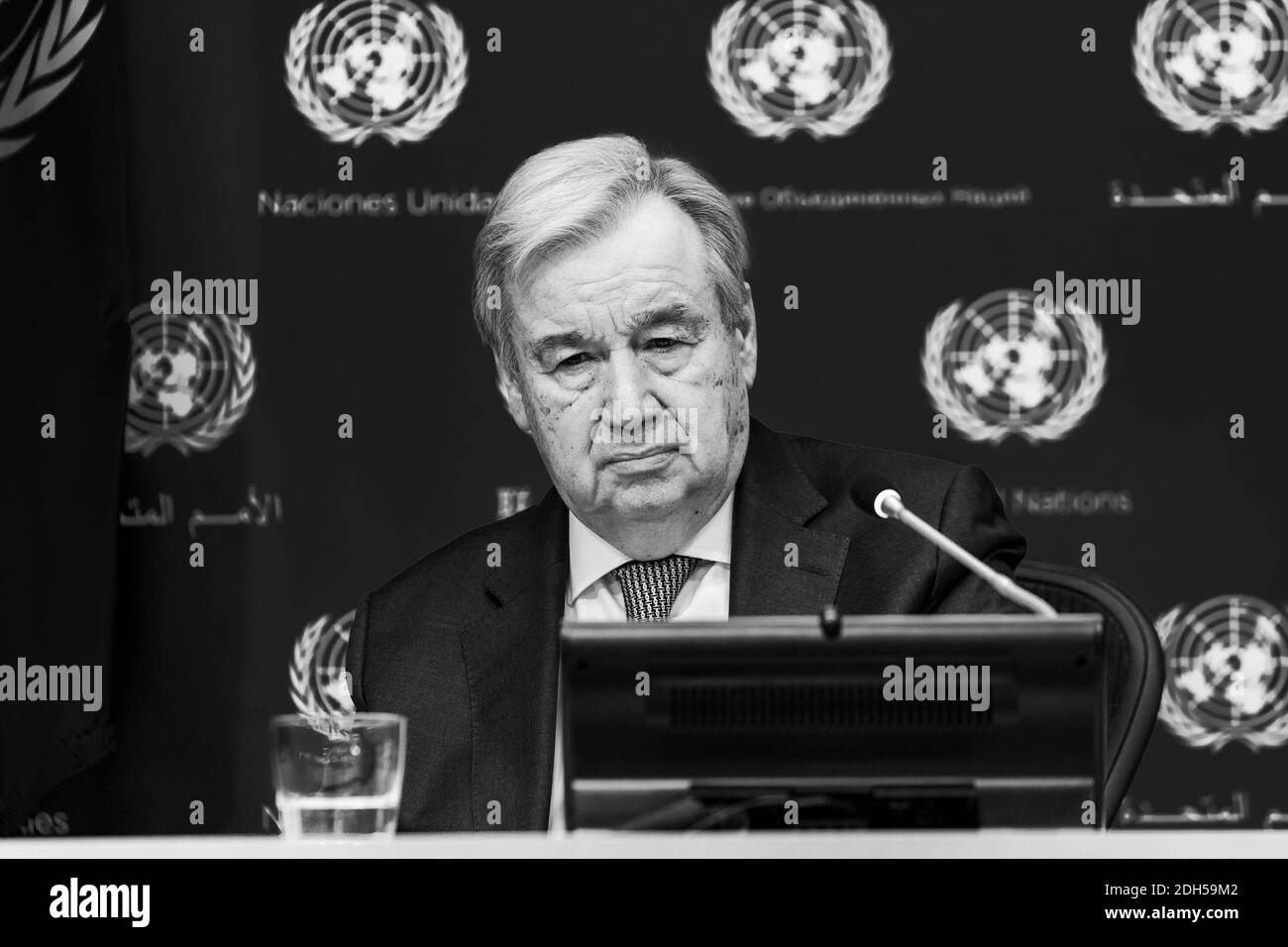 New York, États-Unis. 09e décembre 2020. Le Secrétaire général des Nations Unies, Antonio Guterres, s'exprime au cours d'une réunion de presse hybride avec le Président de l'UA, M. Moussa Faki Mahamat, au Siège de l'ONU. Président de l'Union africaine Moussa Faki Mahamat participant par téléconférence depuis son bureau en raison d'une pandémie. Les briefings de presse organisés au Siège de l'ONU se tiennent d'une manière hybride : une poignée de journalistes assistent en personne en gardant la distance sociale et d'autres via la liaison vidéo. (Photo de Lev Radin/Pacific Press) crédit: Pacific Press Media production Corp./Alay Live News Banque D'Images