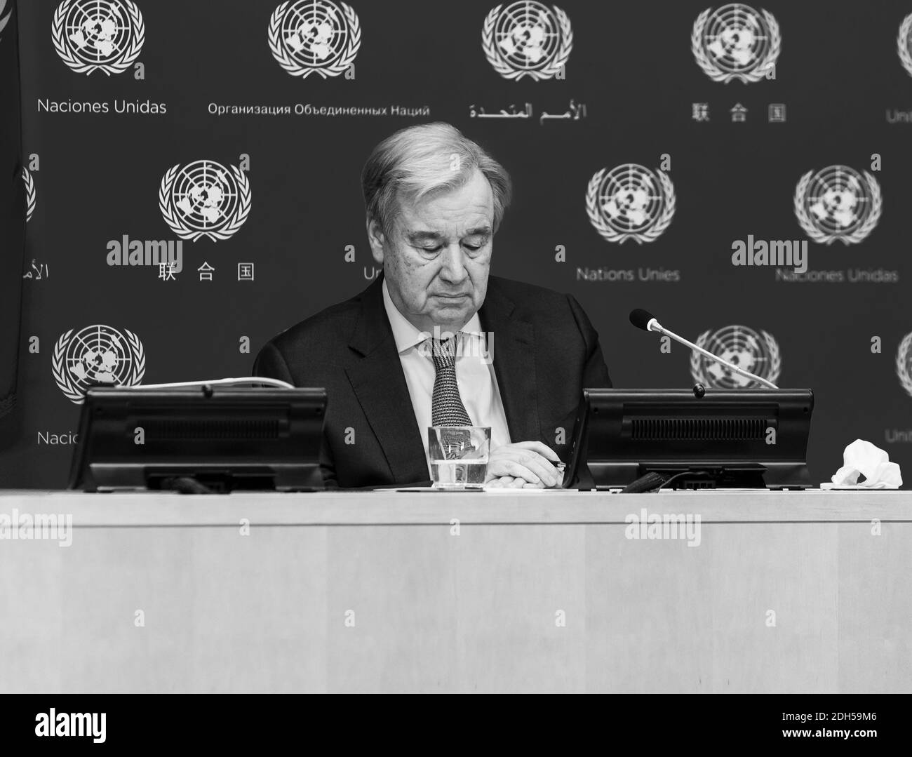 New York, États-Unis. 09e décembre 2020. Le Secrétaire général des Nations Unies, Antonio Guterres, s'exprime au cours d'une réunion de presse hybride avec le Président de l'UA, M. Moussa Faki Mahamat, au Siège de l'ONU. Président de l'Union africaine Moussa Faki Mahamat participant par téléconférence depuis son bureau en raison d'une pandémie. Les briefings de presse organisés au Siège de l'ONU se tiennent d'une manière hybride : une poignée de journalistes assistent en personne en gardant la distance sociale et d'autres via la liaison vidéo. (Photo de Lev Radin/Pacific Press) crédit: Pacific Press Media production Corp./Alay Live News Banque D'Images