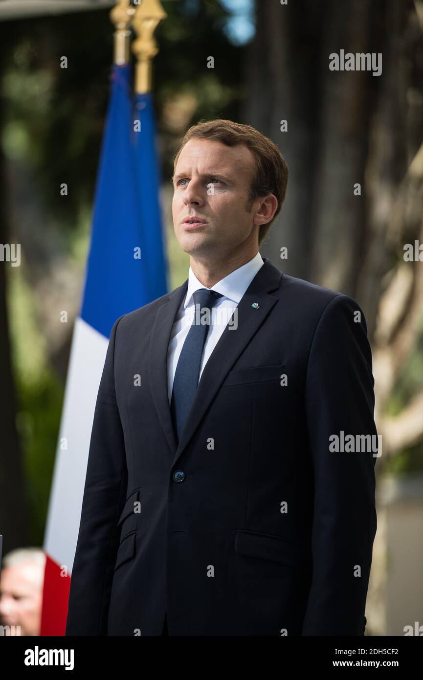 Le président français Emmanuel Macron (L) s'entretient avec les membres locaux de la communauté française à Athènes le 8 septembre 2017, dans le cadre d'une visite officielle de deux jours du président français en Grèce. Photo par ELIOT BLONDT/ABACAPRESS.COM Banque D'Images