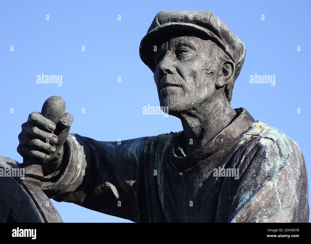 Brixham, Devon, Angleterre : gros plan de la figure dans la statue publique « Man and Boy » ; la statue rend hommage aux chalutiers et à l'industrie de la pêche de Brixham Banque D'Images