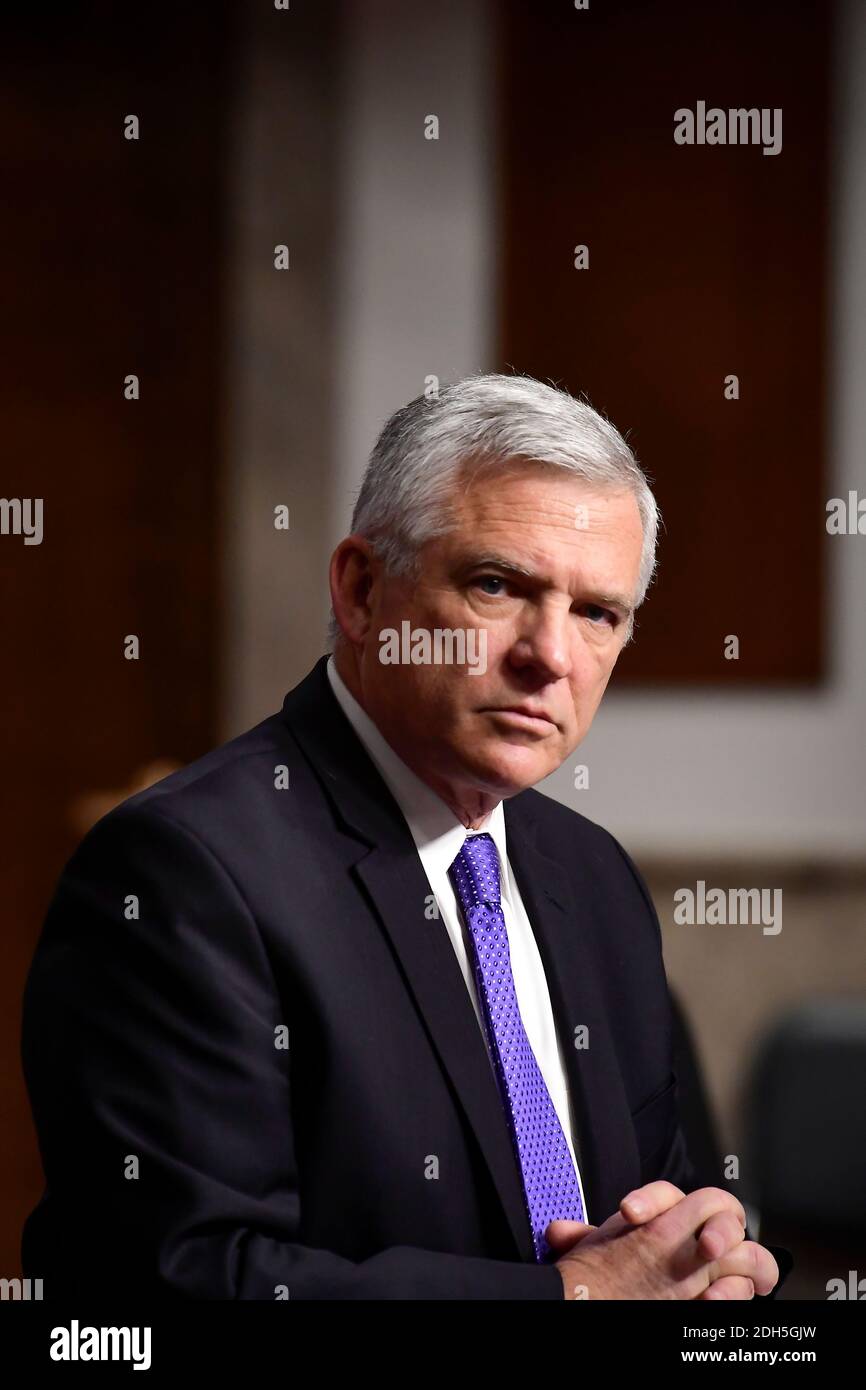 Richard A. Stone, M.D., cadre responsable, Administration de la santé des anciens combattants, comparaît devant une audience du Comité sénatorial des anciens combattants pour examiner la réponse du ministère des anciens Combattants à la COVID-19 de l'ensemble de l'entreprise va dans l'édifice Dirksen du bureau du Sénat à Capitol Hill à Washington, DC, le mercredi 9 décembre 2020. Crédit : Rod Lamkey/CNP/MediaPunch Banque D'Images