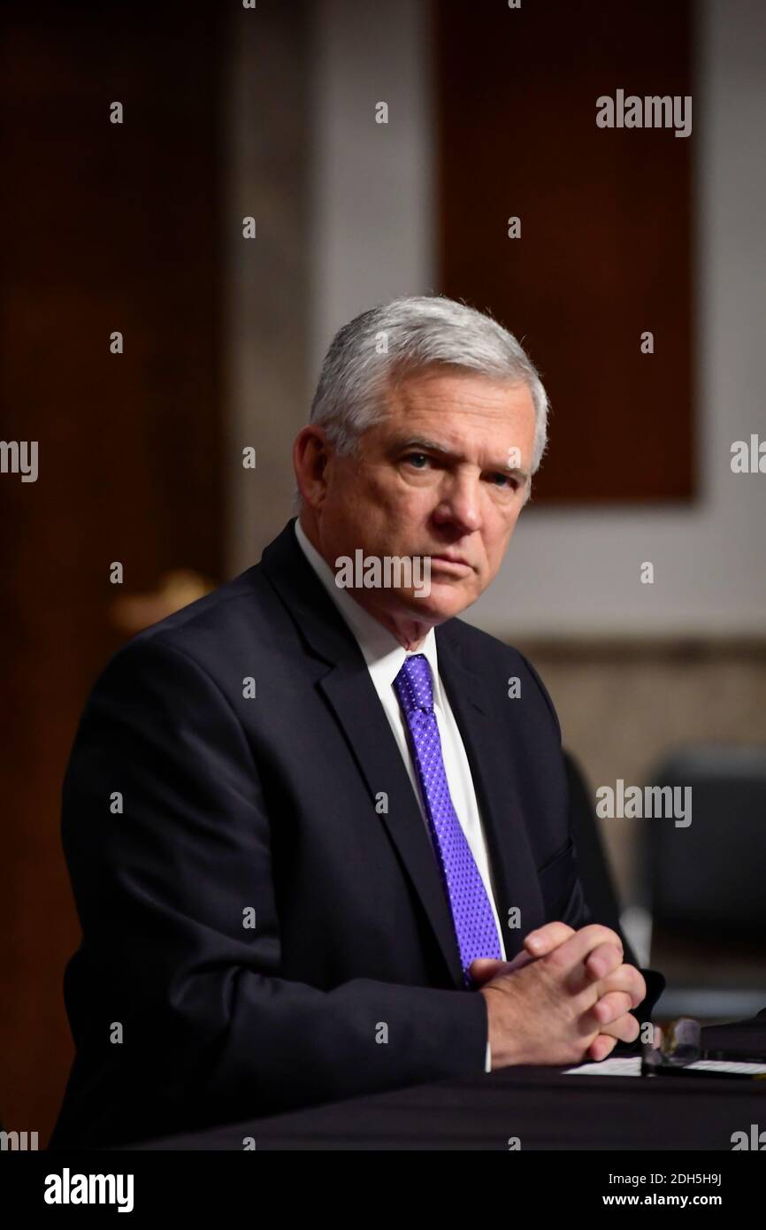 Richard A. Stone, M.D., cadre responsable, Administration de la santé des anciens combattants, comparaît devant une audience du Comité sénatorial des anciens combattants pour examiner la réponse du ministère des anciens Combattants à la COVID-19 de l'ensemble de l'entreprise va dans l'édifice Dirksen du bureau du Sénat à Capitol Hill à Washington, DC, le mercredi 9 décembre 2020. Crédit : Rod Lamkey/CNP/MediaPunch Banque D'Images