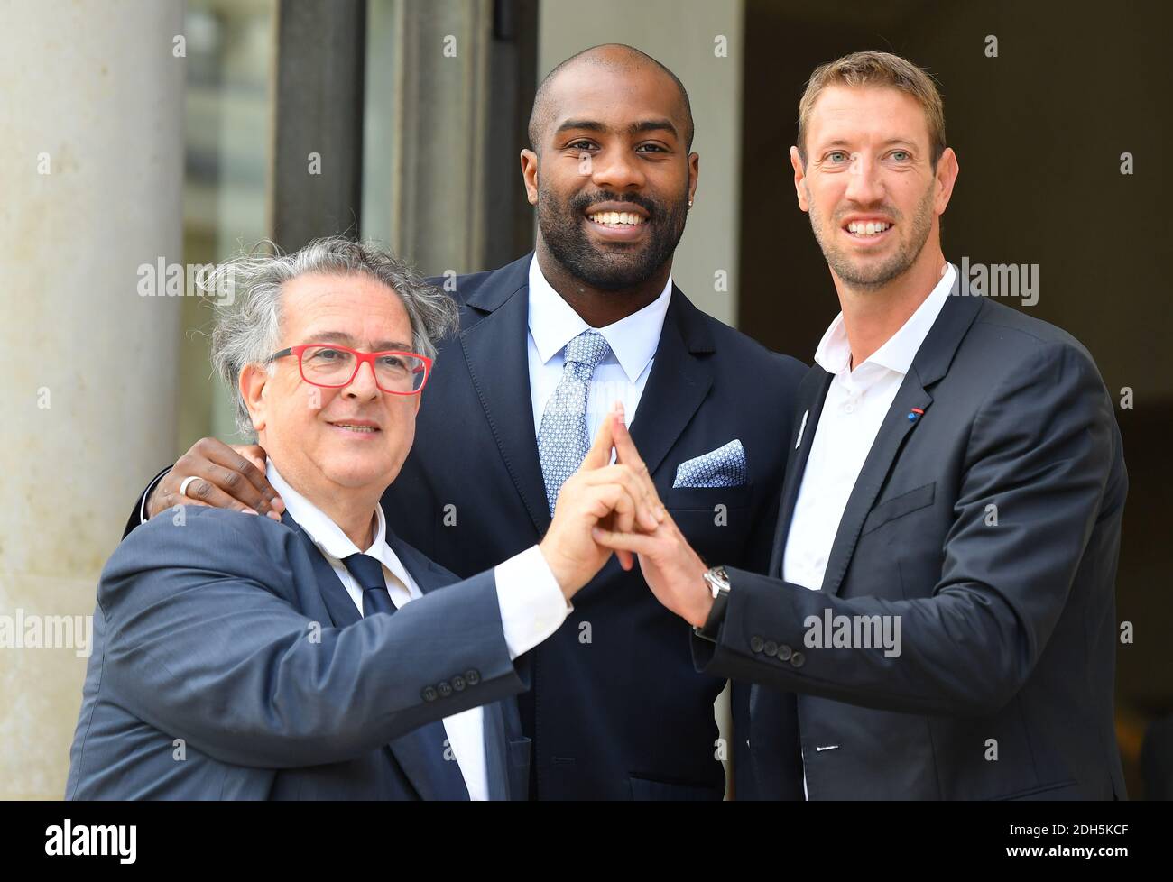 Teddy Riner, champion olympique français de judo, Alain Bernard, et Bernard, président de la Fédération française d'athlétisme (FFA), Bernard Amsalem imitent le logo des Jeux Olympiques d'été de Paris 2024 lors d'une cérémonie de bienvenue pour célébrer le couronnement de Paris en tant qu'hôte des Jeux Olympiques de 2024 au Elysée Palace à Paris le 15 septembre 2017. Photo de Christian Liewig/ABACAPRESS.COM Banque D'Images