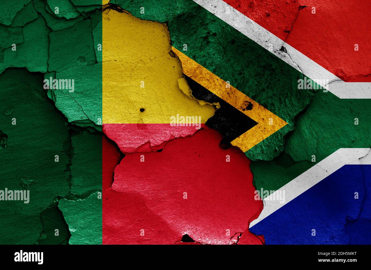 Drapeaux du Bénin et de l'Afrique du Sud peints sur un mur fissuré Banque D'Images