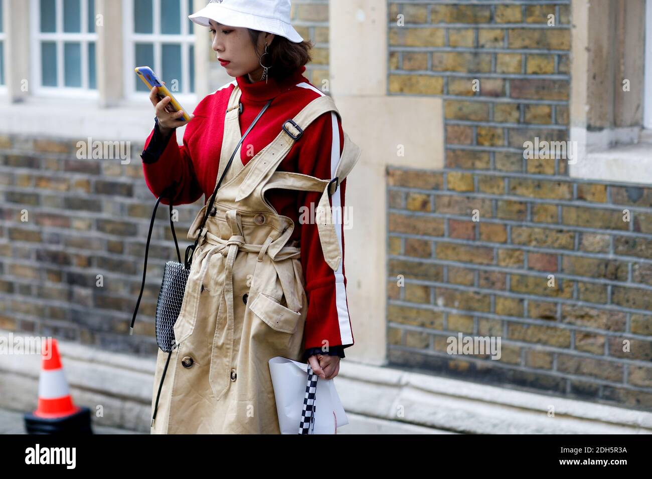 Street style, en arrivant au spectacle Simone Rocha Printemps-été 2018 qui s'est tenu au Middle Temple, à Londres, Royaume-Uni, le 16 septembre 2017. Photo de Marie-Paola Bertrand-Hillion/ABACAPRESS.COM Banque D'Images