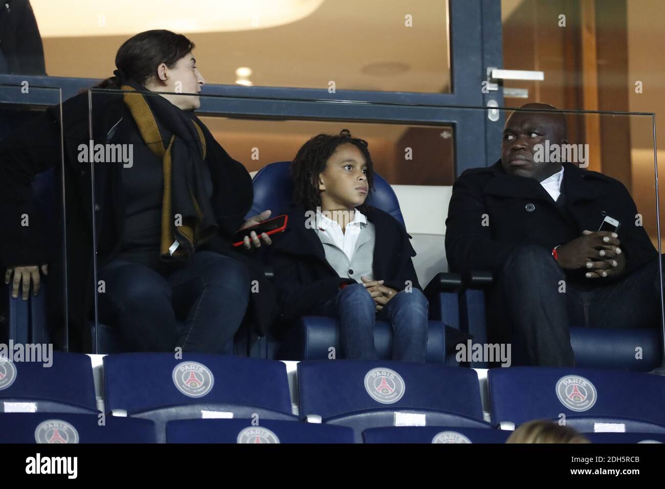 Famille Kylian Mbappe du PSG : de gauche à droite avec la mère Fayza Lamari, le frère Ethan et le père Wilfried lors du match de football de la première Ligue française, PSG vs Lyon au Parc des Princes, France, le 17 septembre 2017.PSG a gagné 2-0. Photo de Henri Szwarc/ABACAPRESS.COM Banque D'Images