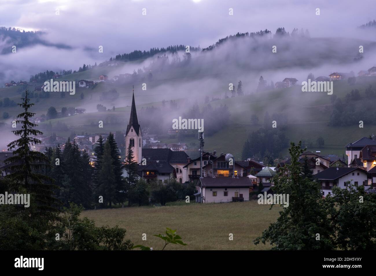 Dolomites Italie, petite église pendant le temps brumeux, San Vigilio di Marebbe, Tirol du Sud, Italie San Vigilio di Marebbe petite Banque D'Images