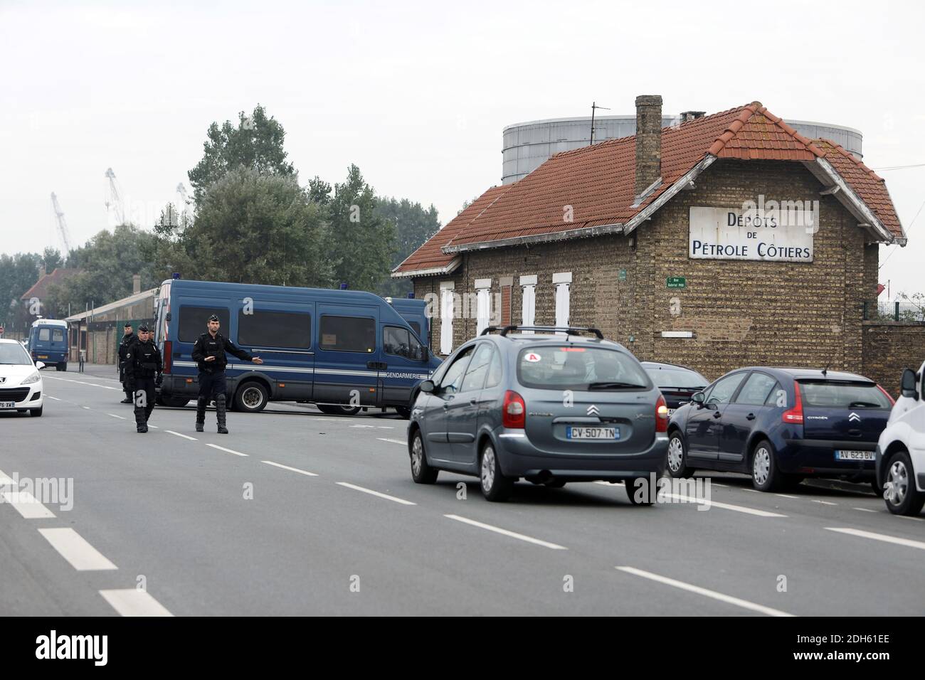 Les gendarmes gardent l'extérieur et le dépôt de pétrole à Saint-Pol-sur-Mer près de Dunkerque, dans le nord de la France, le 25 septembre 2017, pour empêcher les chauffeurs de camions de bloquer la circulation. Les conducteurs se sont mis en place avant l'aube sur une autoroute près de la frontière nord-est avec la Belgique, tandis que d'autres ont blocké les routes à proximité des grandes villes comme Marseille et Bordeaux. Le président français a dû faire face à deux jours de grèves et de manifestations de la CGT au cours de la dernière quinzaine et à un rassemblement de protestation du parti français Unbadud, parti d'extrême-gauche, le week-end, mais s'est engagé à faire pression sur ces changements. Photo de Sylvain Lefevre/ABACAPRESS.COM Banque D'Images