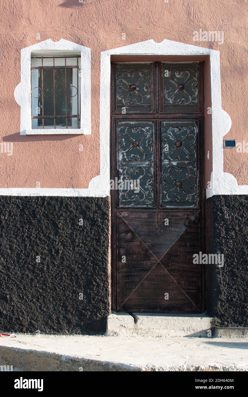 Porte pittoresque et petite fenêtre sur une façade orientale d'Afyon dans le centre de l'Anatolie, Turquie Banque D'Images