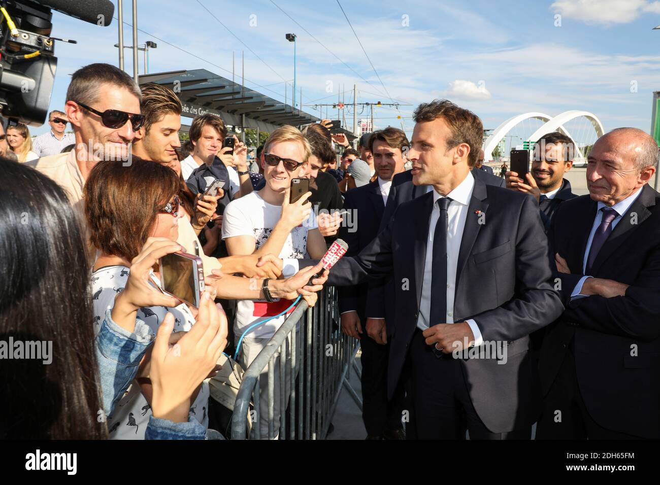 Le président français Emmanuel Macron (C-R), escorté par le ministre français de l'intérieur Gerard Collomb (R) rencontre des gens lorsqu'il arrive au Musée des Confluences à Lyon le 27 septembre 2017 pour visiter la 'lumière ! l'invention du Cinéma dans le cadre du 34e sommet franco-italien. Photo de Ludovic Marin/Pool/ABACAPRESS.COM Banque D'Images
