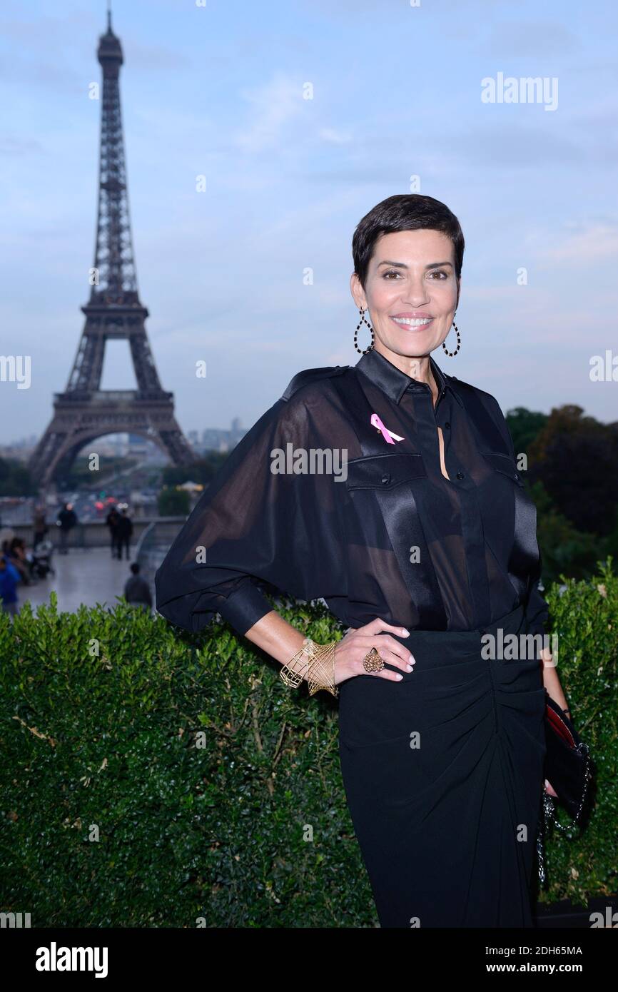 Cristina Cordula aide à la soirée pour les 25 ans du Ruban Rose avec  l'association 'le cancer du sein, Parlons-en' sur le parvis du Trocadéro a  Paris, France le 27 septembre 2017.