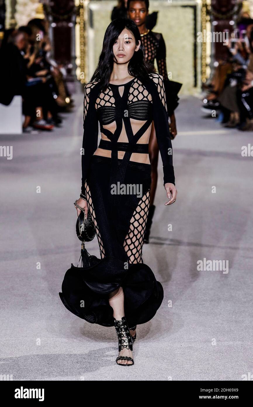 Un modèle marche sur la piste lors du salon de mode Balmain prêt à porter  Printemps/été 2018 dans le cadre de la semaine de la mode de Paris vêtements  pour femmes Printemps/été