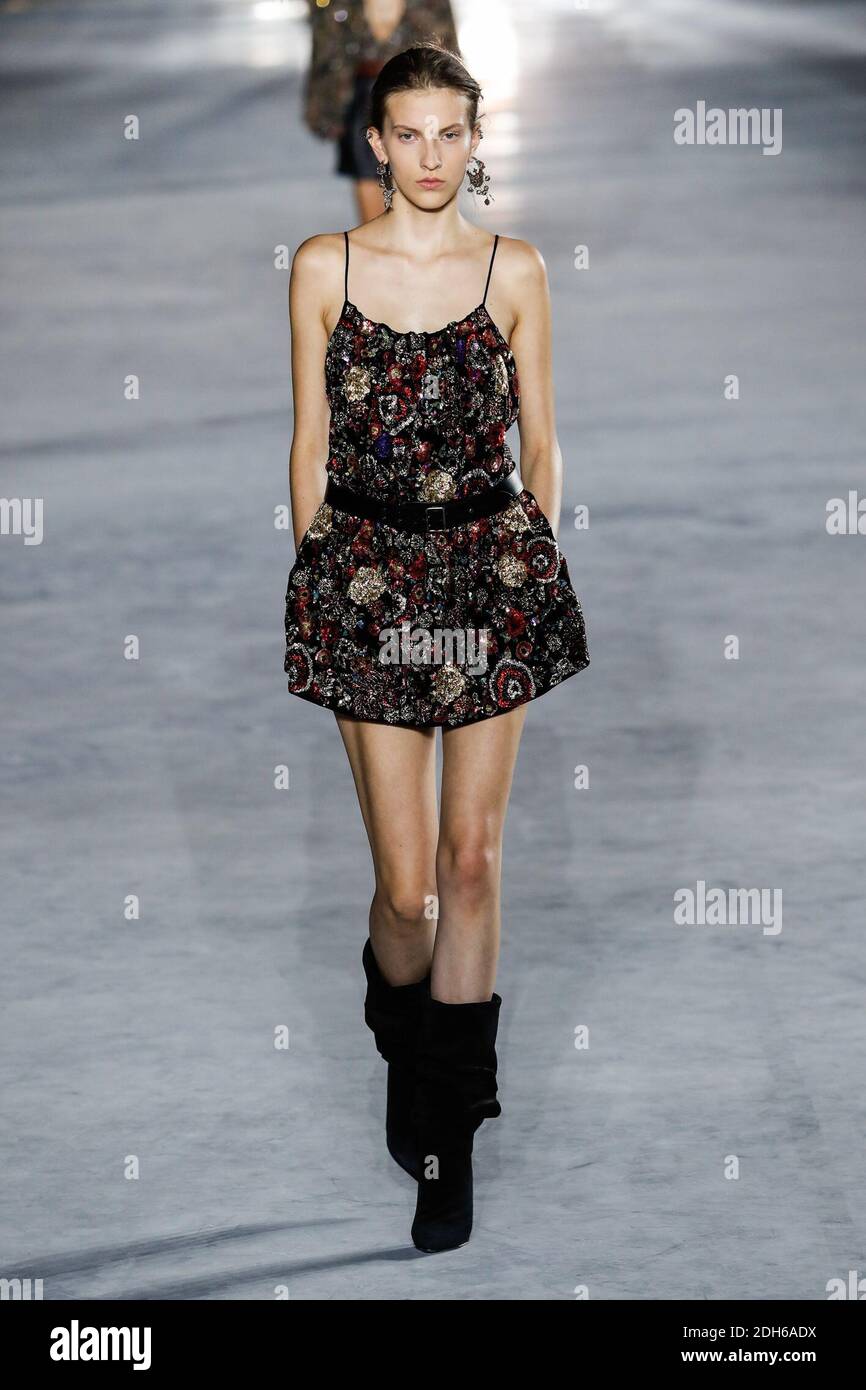 Un modèle marche sur la piste lors du salon de mode Saint Laurent prêt à  porter Printemps/été 2018 dans le cadre de la semaine de la mode de Paris  vêtements pour femmes