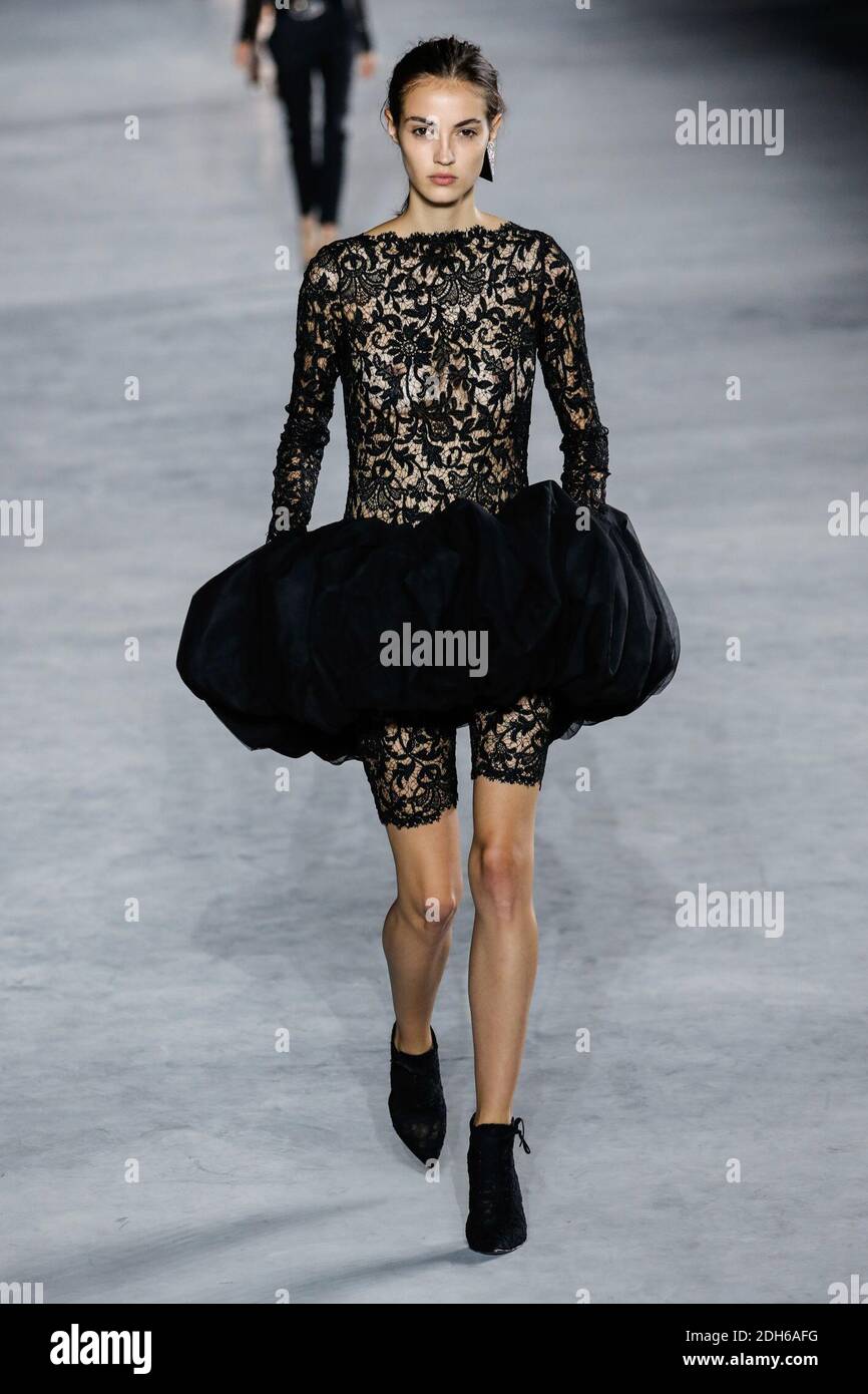 Un mod le marche sur la piste lors du salon de mode Saint Laurent