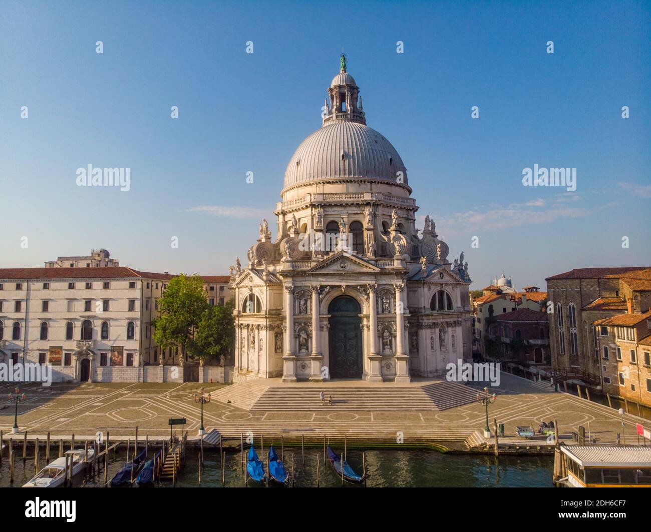 Venise d'en haut avec drone, photo de drone aérienne de la place emblématique et unique de Saint Marc ou de la Piazza San Marco avec le P de Doge Banque D'Images