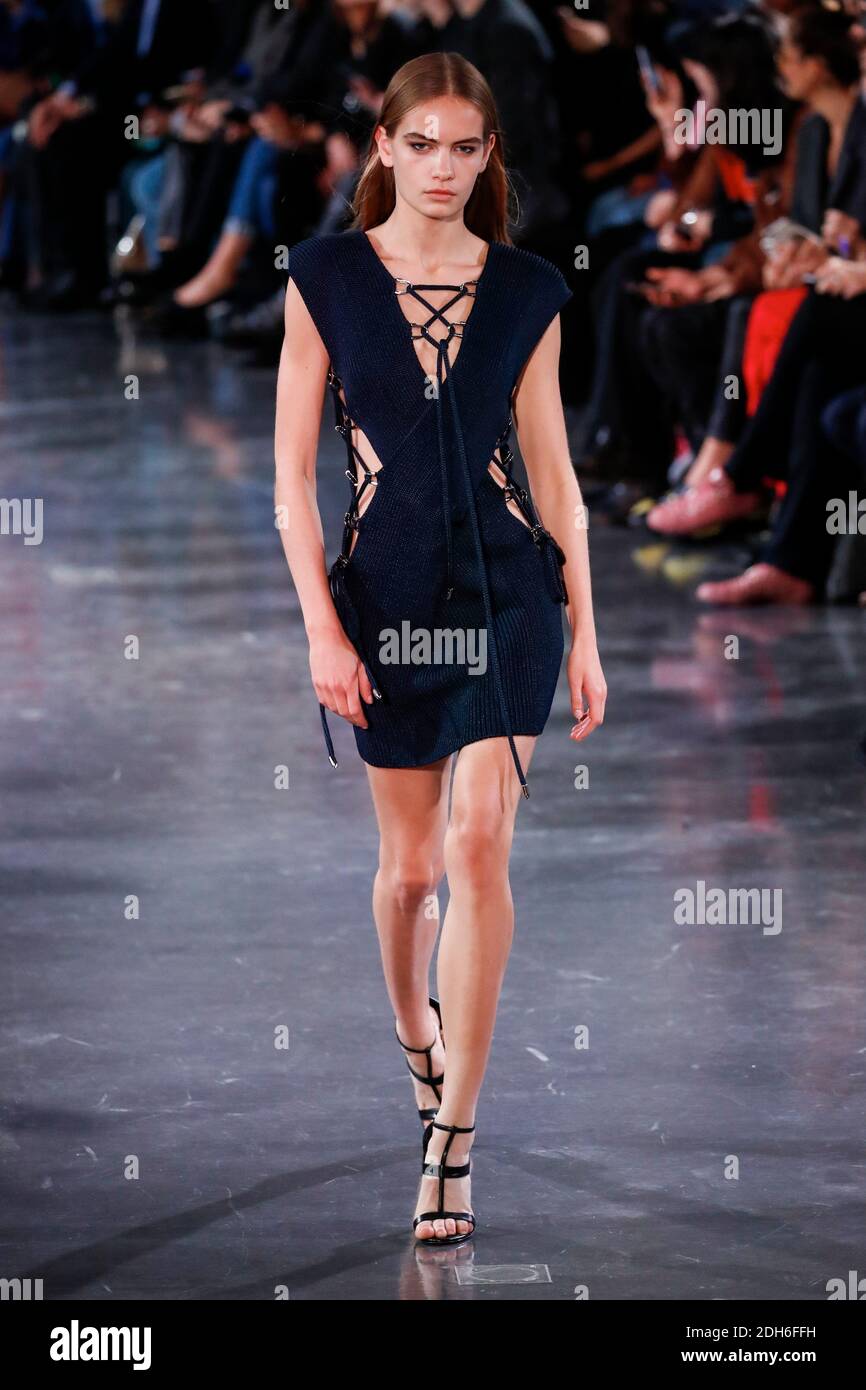 Un modèle marche sur la piste pendant le Mugler prêt-à-porter Printemps/Eté  2018 dans le cadre de la semaine de la mode de Paris vêtements pour femmes  Printemps/Eté 2018 le 30 septembre 2017