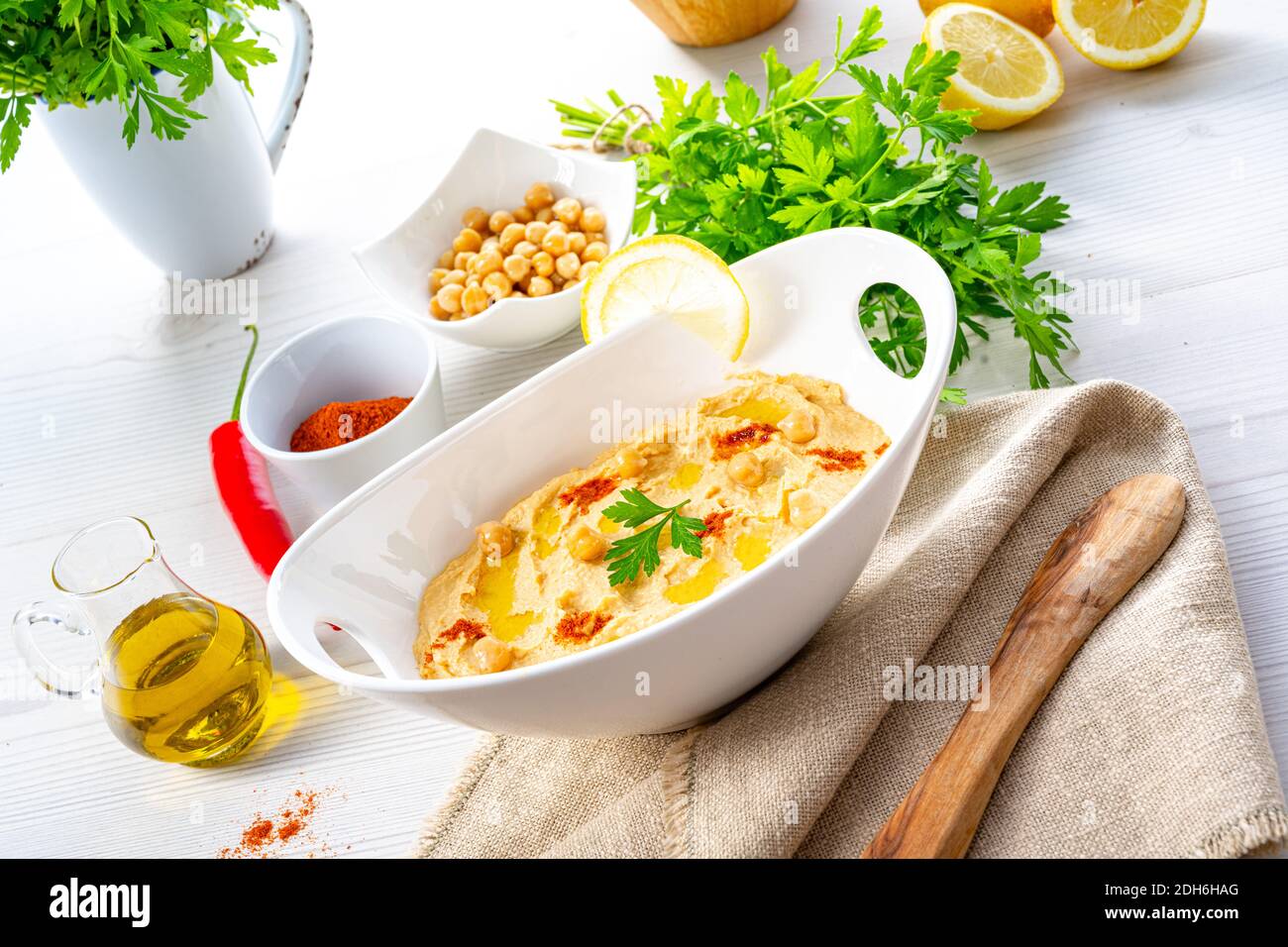 Pâte de houmous avec citron et piment sur fond blanc Banque D'Images