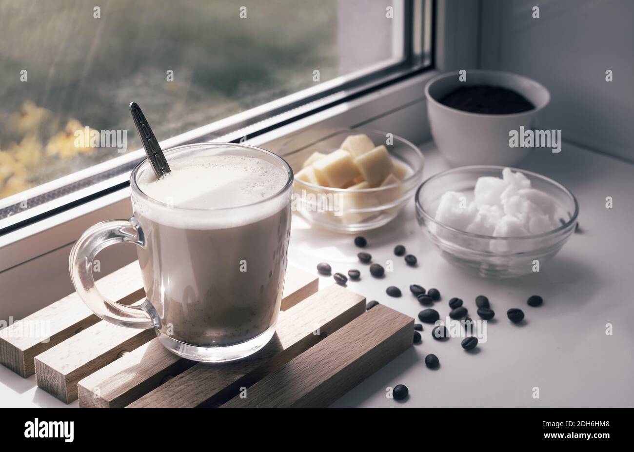 Café à l'épreuve des balles : café fouetté avec de la crème et de l'huile de coco. Banque D'Images