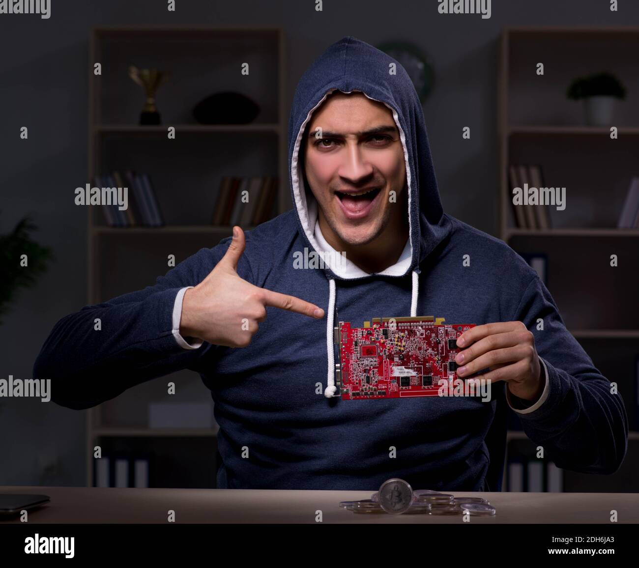 Jeune homme dans le concept d'exploitation minière bitcoin Banque D'Images