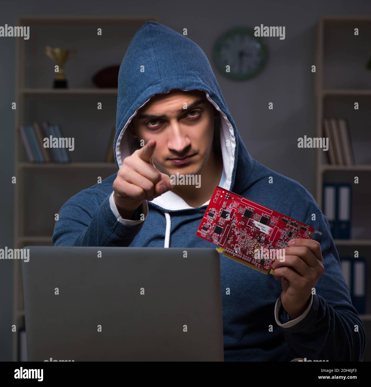 Jeune homme dans le concept d'exploitation minière bitcoin Banque D'Images