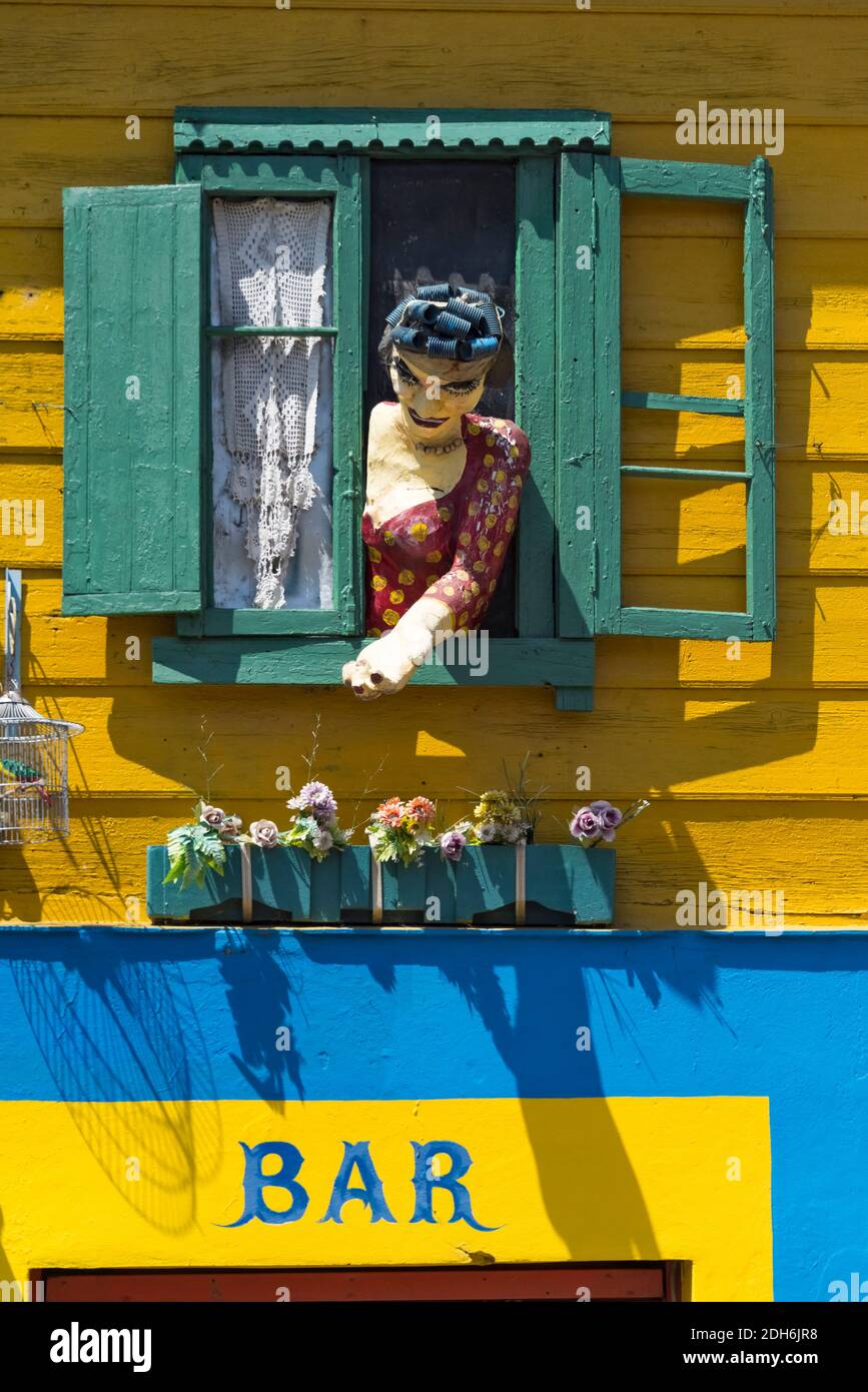 Bâtiment coloré et statue à Caminito, la Boca, Buenos Aires, Argentine Banque D'Images