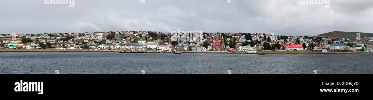 Maisons le long de la côte de l'océan Atlantique Sud, Port Stanley, îles Falkland Banque D'Images