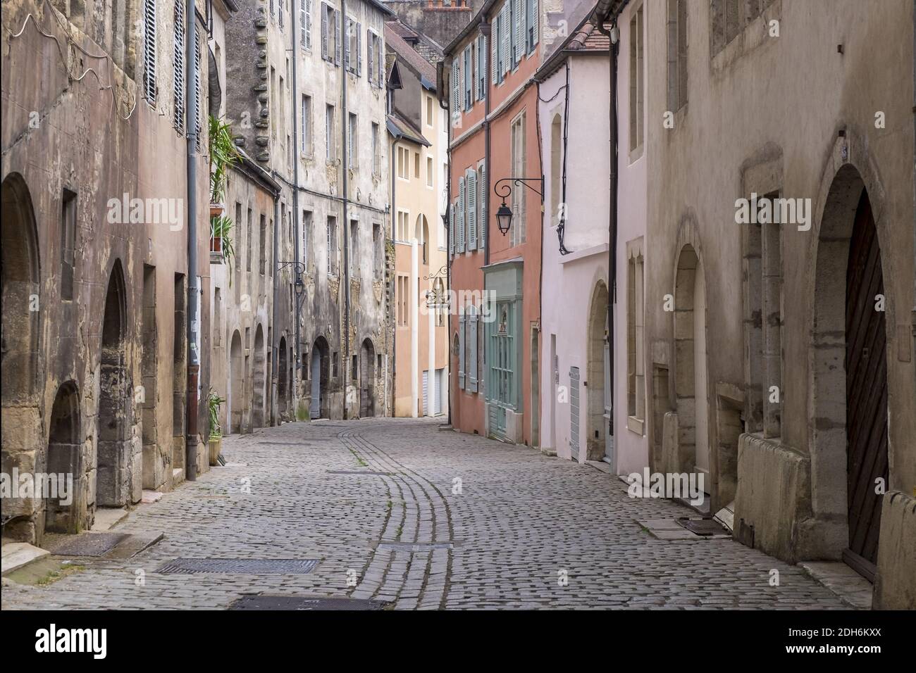 Allée dans la vieille ville de Dole Banque D'Images