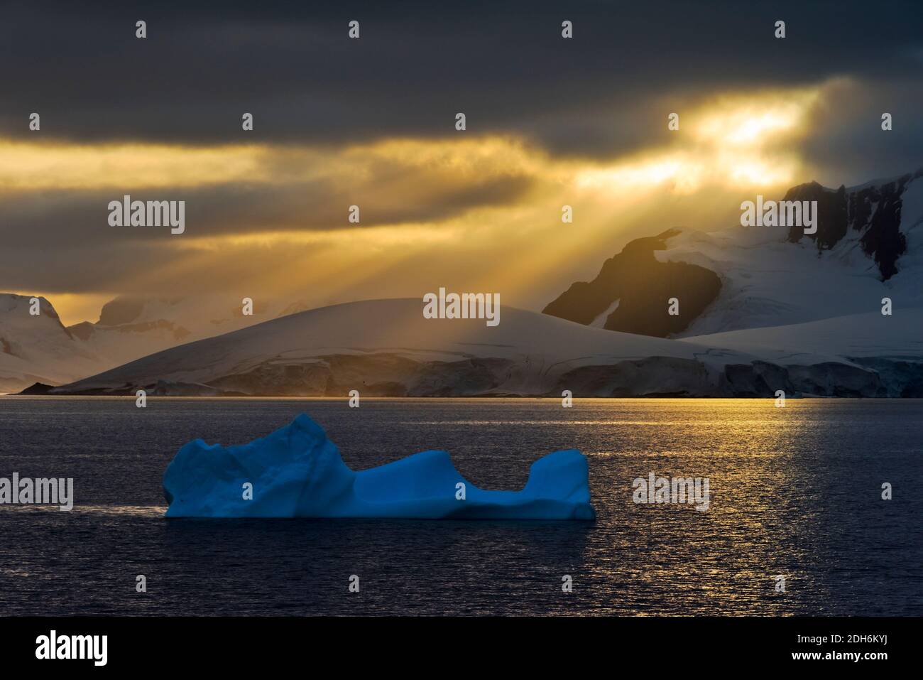 La lumière du soleil se brisant à travers les nuages au-dessus de l'océan Atlantique Sud, Antarctique Banque D'Images