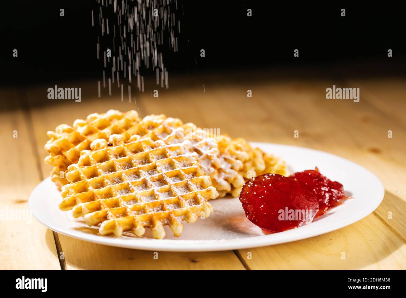 Gaufres belges rondes sur l'assiette Banque D'Images